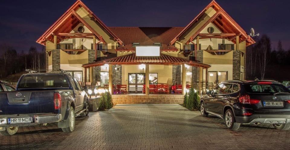 Aranykakas étterem és panzió Sîndominic Exterior foto