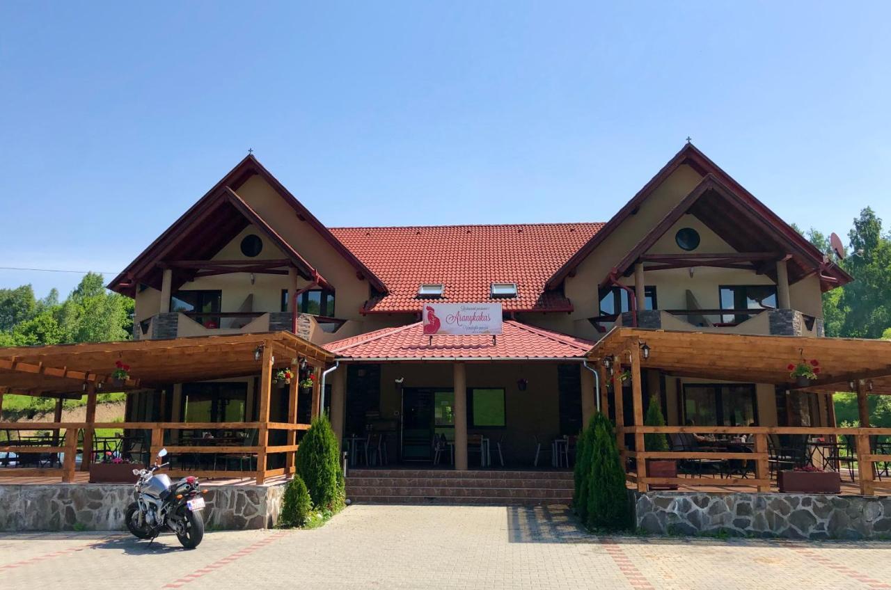 Aranykakas étterem és panzió Sîndominic Exterior foto