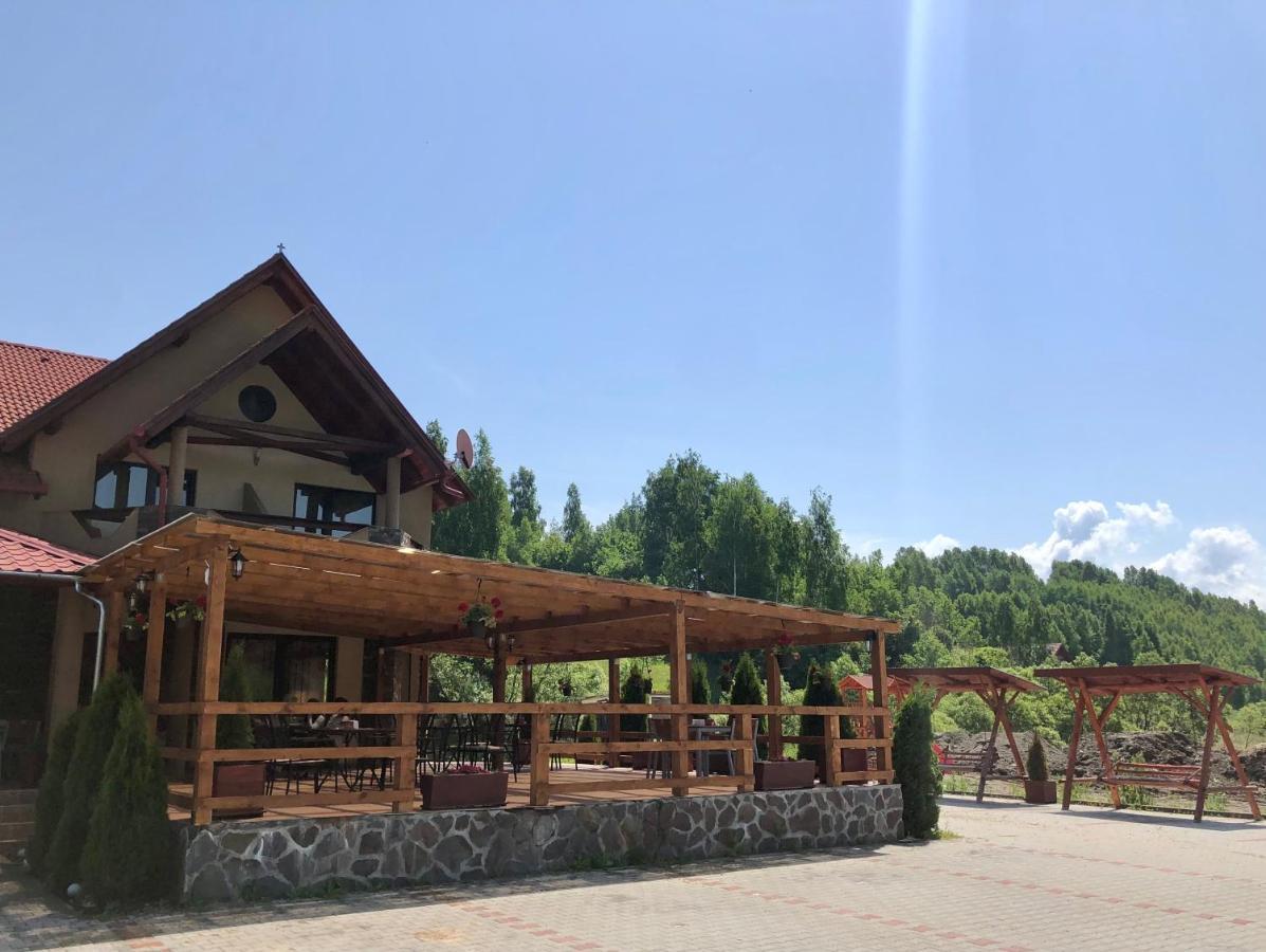 Aranykakas étterem és panzió Sîndominic Exterior foto