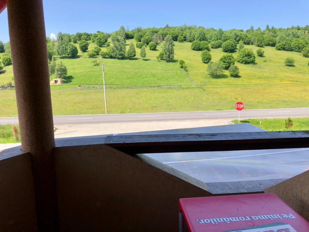 Aranykakas étterem és panzió Sîndominic Exterior foto