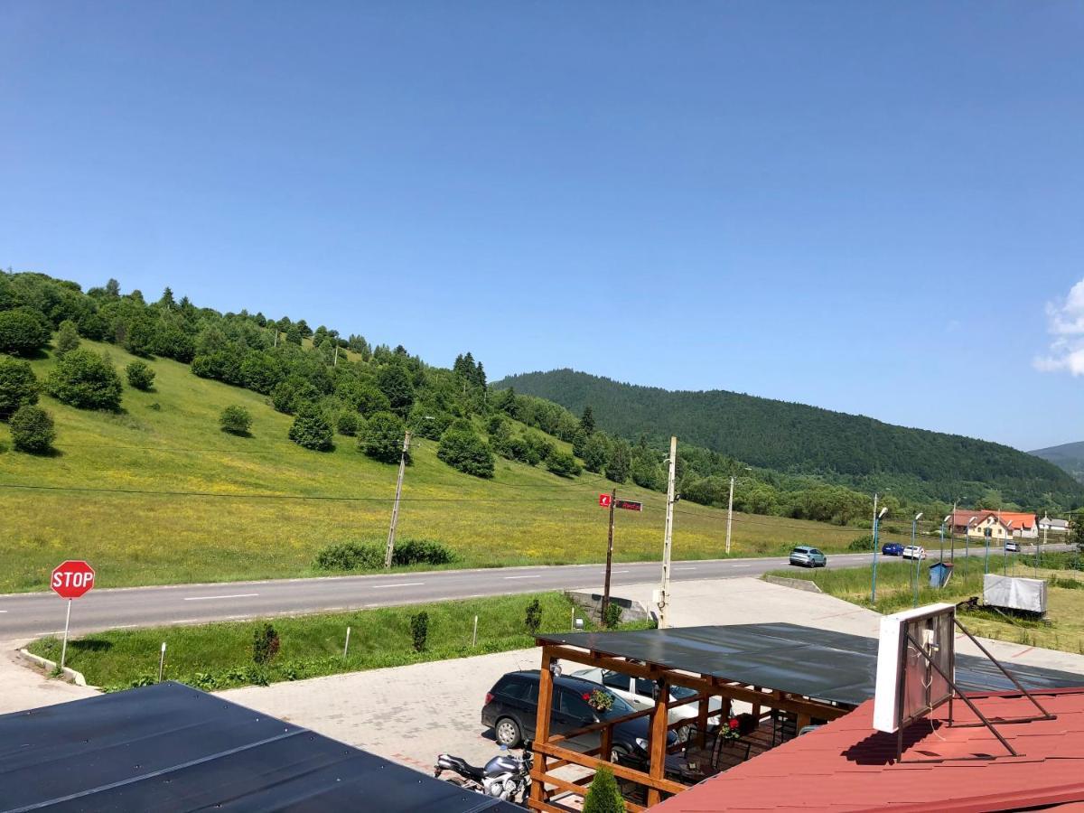 Aranykakas étterem és panzió Sîndominic Exterior foto