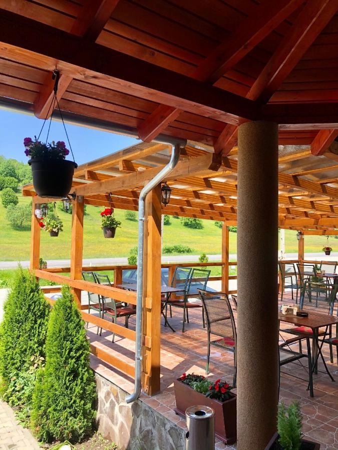 Aranykakas étterem és panzió Sîndominic Exterior foto